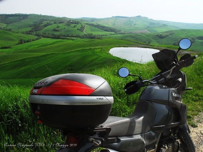 0000.JPG - Le Crete Senesi sono veramente spettacolari in primavera, ottima idea quella di organizzare il raduno nelle strade sterrate tipiche delle campagne toscane.