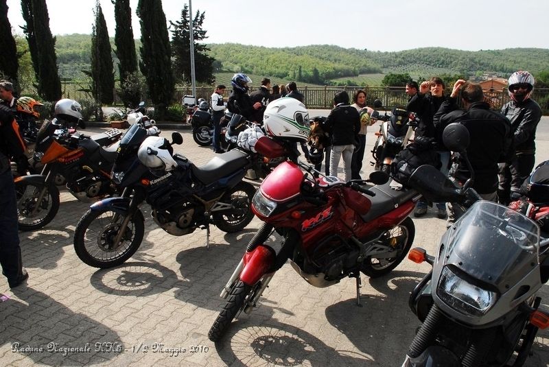 0004.JPG - Come al solito baraonda completa e ci vuole mezza giornata per fare il pieno di benza a tutte ste moto.. :-)