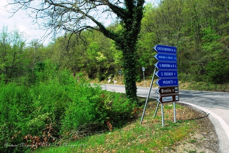 0027.JPG - Spesso troviamo le indicazioni per seguire questi 200 km di Tour