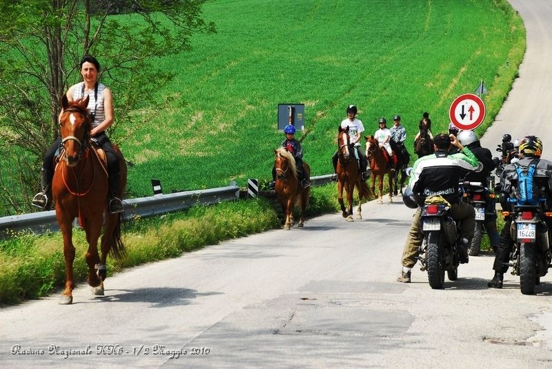 0068.JPG - Lungo la strada troviamo gente a cavallo... Peppe si gratta la capoccia... :-)