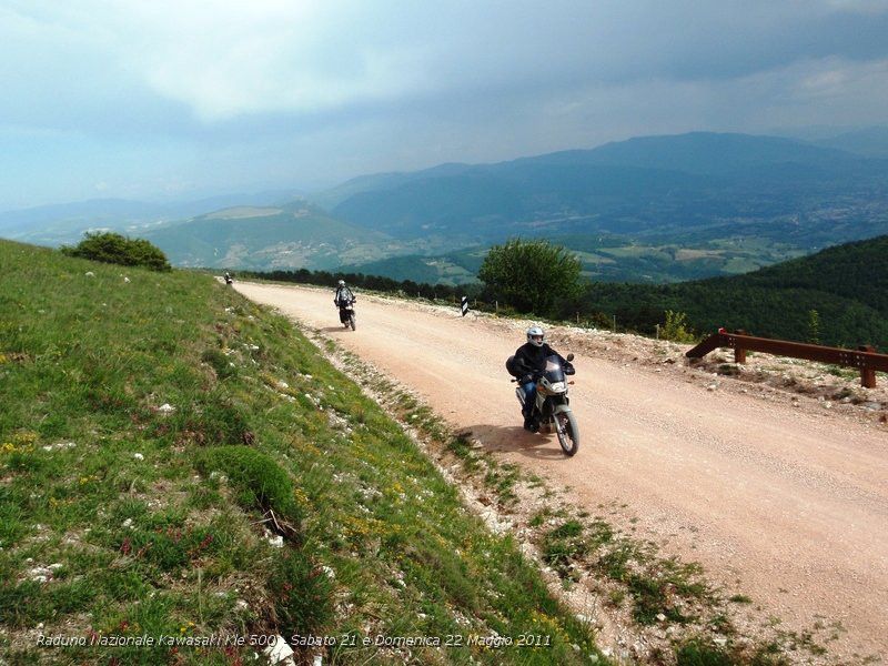 P5210794.JPG - Ed ecco il panorama mozzafiato del Monte Subasio che spazia dal Monte Amiata, Monte Cetona, Assisi, Perugia, il Lago Trasimeno e chi più ne ha più ne metta...