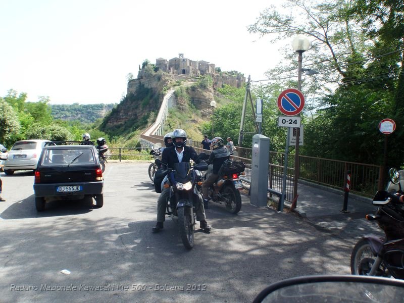 P7010568.JPG - Eccoci arrivati a Civita di Bagnoreggio. Civita è una frazione del comune di Bagnoregio famosa per essere denominata "La città che muore".