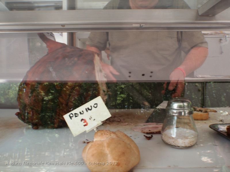 P7010583.JPG - Guidati da Gino e Stefania, che abitano a poche decine di km, si arriverà presso un porchettaio vicino ad un osteria che si trova immersa nei boschi di castagni, querce e carpini del Parco di Villalba, situata a 700 metri di altitudine, all'interno dell'Area Naturale Protetta Selva di Meana e a ridosso della Riserva Naturale del Monte Rufeno.