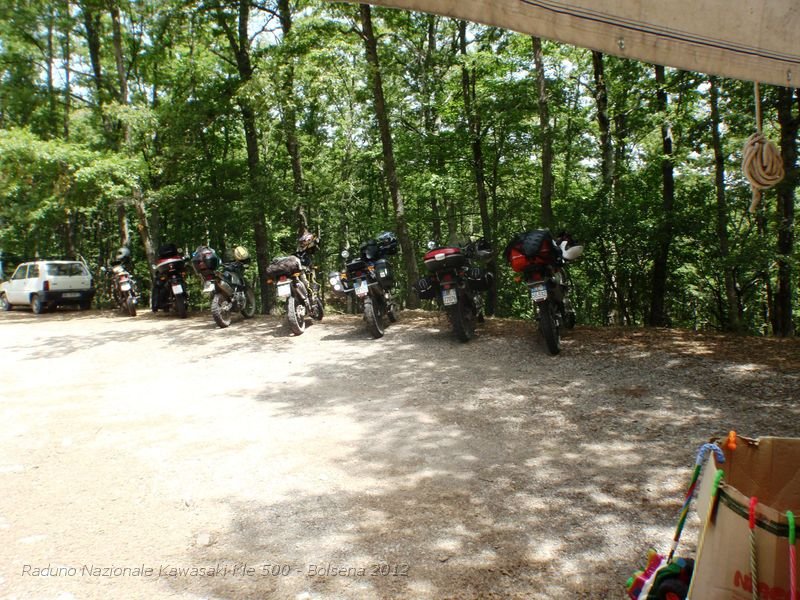 P7010587.JPG - Le nostre Moto riposano all'ombra...
