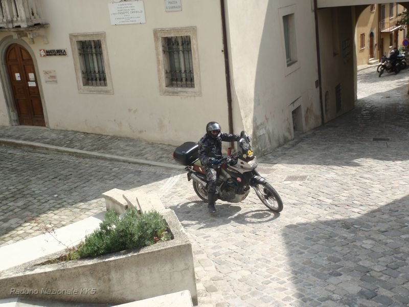 761.JPG - Si riparte, qui a Pennabilli, Oreste si perderà almeno una ventina di volte prima di trovare la retta via... eheheheh :-)