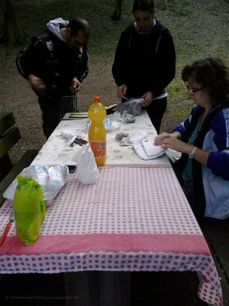 12.jpg - Imbastiamo la tavola, ma poco dopo comincia una leggera pioggerella che quasi ci bagna...