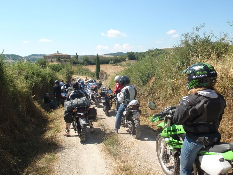 1344.JPG - Fermi ad attendere alcuni partecipanti alle prese con la targa...se la stanno perdendo..