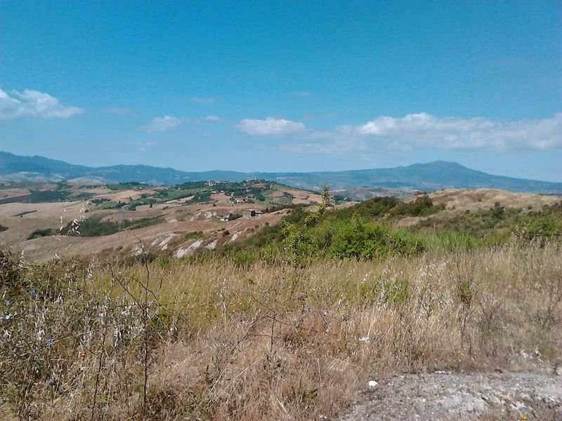 1346.jpg - Ecco qua una bellissima foto, davanti a voi c'è il paese di Celle sul Rigo, paese natio e di residenza di Gino e sullo sfondo il Monte Amiata, posto che visiteremo passando per Radicofani dopo pranzo...