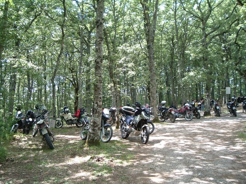 1349.JPG - Gli sterraioli arrivano all'area pic nic del Monte Cetona per primi, il gruppo degli asfaltisti ancora non sono arrivati..