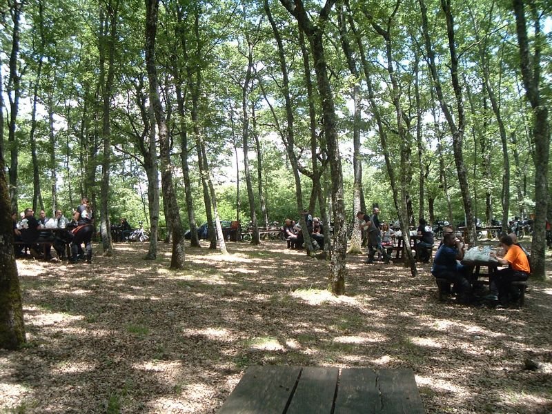 1351.JPG - Gli sterraioli arrivano all'area pic nic del Monte Cetona per primi, il gruppo degli asfaltisti ancora non sono arrivati..