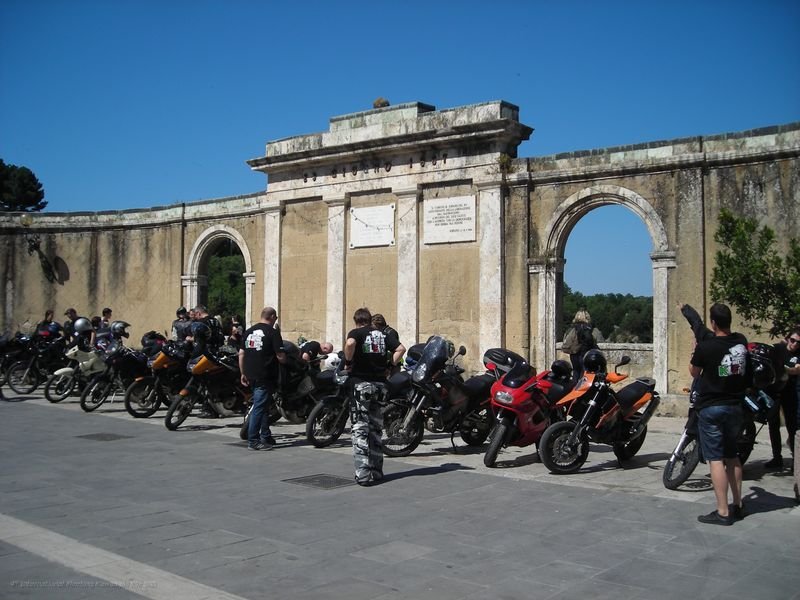 1368.JPG - Il paese di Sorano è arroccato in modo pittoresco su una scoscesa rupe tufacea che presenta vari dislivelli. Il borgo è caratterizzato inoltre da un dedalo di vicoli, cortili, archetti, portali bugnati, scale esterne, logge e cantine scavate nel tufo dove in passato venivano eseguite le varie fasi della vendemmia. Intorno al centro storico, Sorano possiede una piccola area urbana, sviluppatasi ordinatamente a partire dagli anni sessanta del XX secolo grazie a interventi urbanistici regolatori.