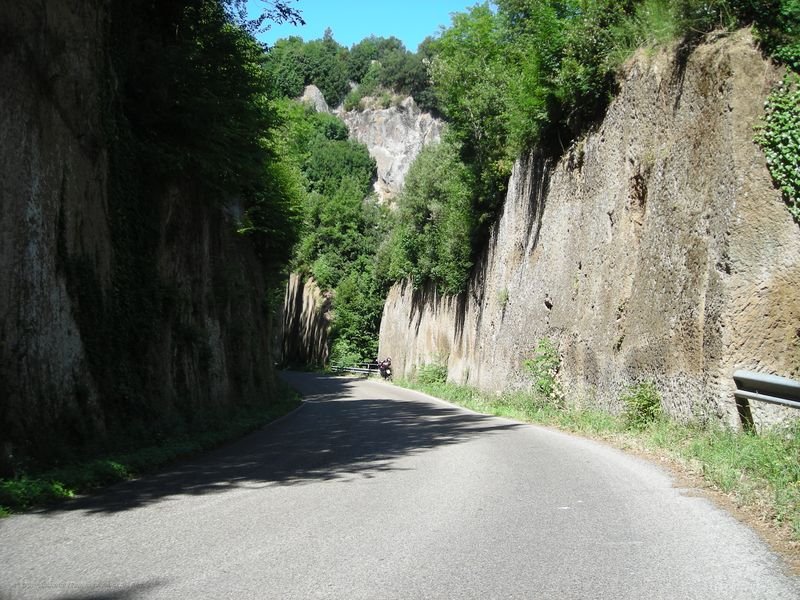 1377.JPG - Ecco le pareti scavate nel tufo