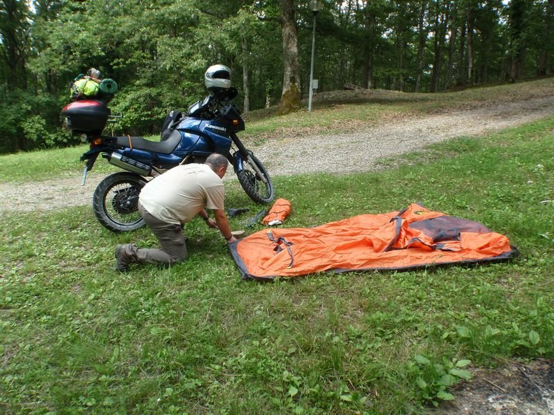 161.JPG - Giuliano in quattro balletti si monta la tenda...