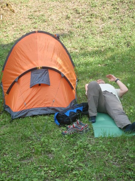 162.JPG - Giuliano in quattro balletti si monta la tenda...