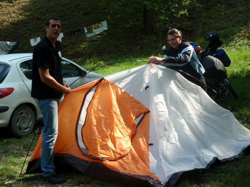 166.JPG - Ivo e Marina montano la tenda
