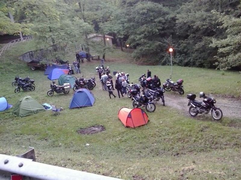 169.jpg - Comincia a riempirsi il campo delle tende
