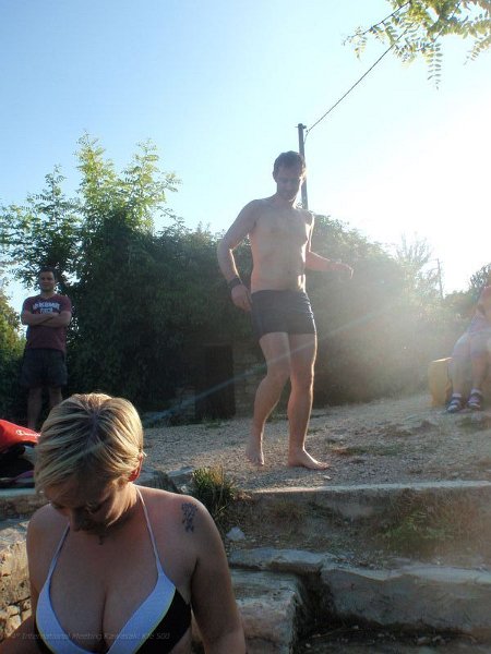 1761.JPG - Eccoci, mettiamoci in liberta', ehehehhe :-) Sullo sfondo Fabio, gli fa male un piede perche' è caduto la notte di venerdì tornando all'agriturismo, ma lui non se ricorda nulla ..!! Ahahahah :-)