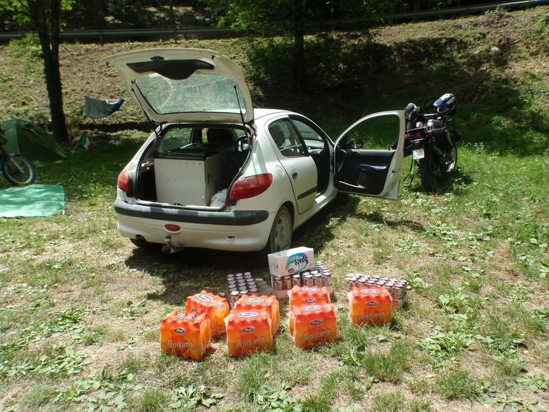 21.JPG - Parecchie birre, aranciate, dolci vari e un frigorifero della Stefania per mantenerle al fresco...