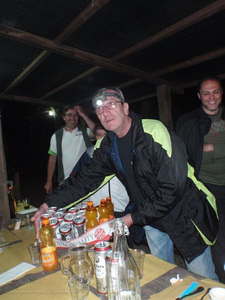 2201.JPG - Qui me se bevono ogni cosa, famme portà via sta' roba va, che se la bevemo stanotte, ho gia' acceso la lampadina....ehehehehhe :-)