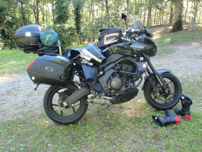 2311.JPG - Dario prepara la sua Versys per il rientro, però insomma, oltre alla moto nun se possono vede' manco gli stivaletti...ahahahhah :-)