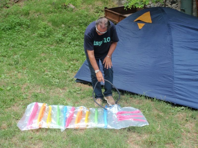 41.JPG - Intanto arriva Giulio da Pistoia con la sua Kle e comincia a montare tenda e materassino..