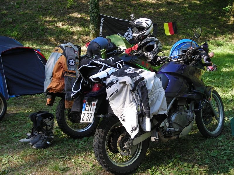 613.JPG - Ci prepariamo per la partenza. Sono previsti circa 200 km di Tour..