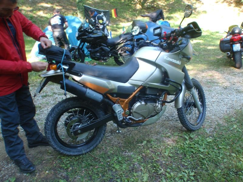 631.JPG - Ci prepariamo per la partenza. Sono previsti circa 200 km di Tour..