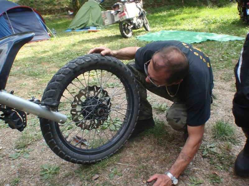 81.JPG - Smontiamo la ruota anteriore...