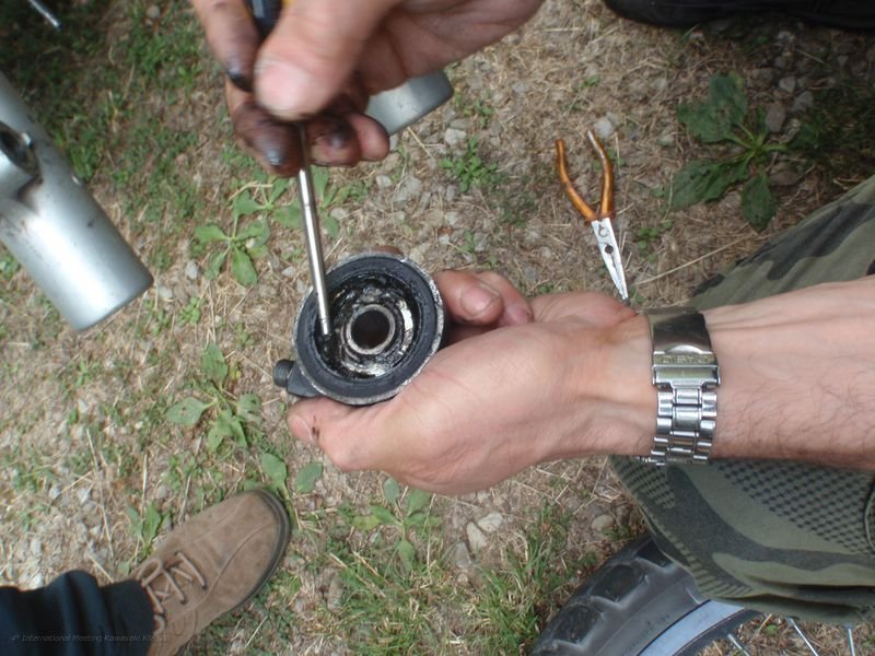85.JPG - Una bella pulita all'ingranaggio e soprattutto bisogna toglere i pezzetti rotti del mozzo...