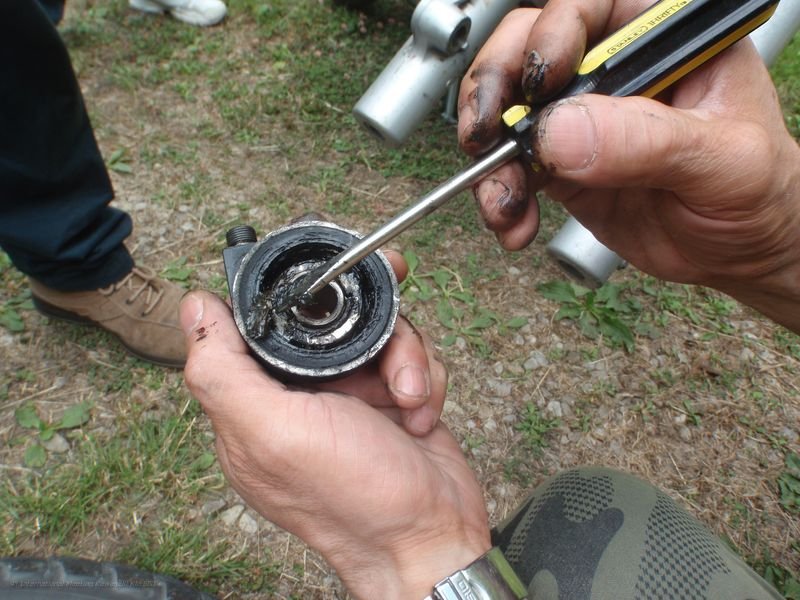 86.JPG - Una bella pulita all'ingranaggio e soprattutto bisogna toglere i pezzetti rotti del mozzo...