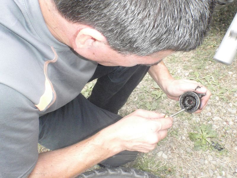 89.JPG - Una bella pulita all'ingranaggio e soprattutto bisogna toglere i pezzetti rotti del mozzo...