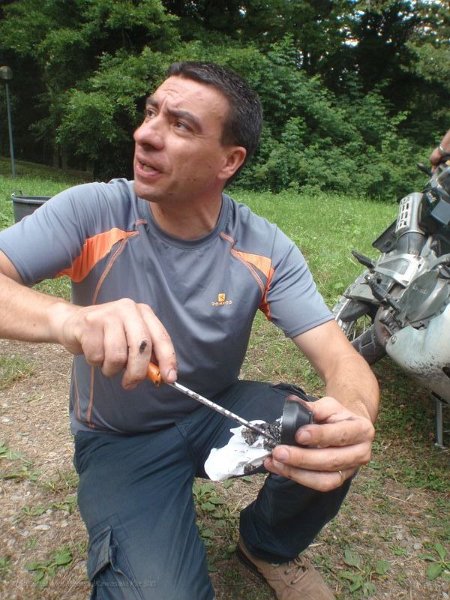 90.JPG - Una bella pulita all'ingranaggio e soprattutto bisogna toglere i pezzetti rotti del mozzo...