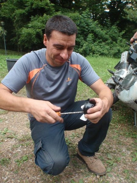 91.JPG - Una bella pulita all'ingranaggio e soprattutto bisogna toglere i pezzetti rotti del mozzo...