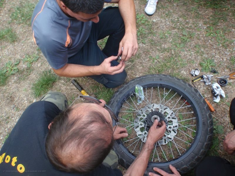 92.JPG - Una bella pulita all'ingranaggio e soprattutto bisogna toglere i pezzetti rotti del mozzo...