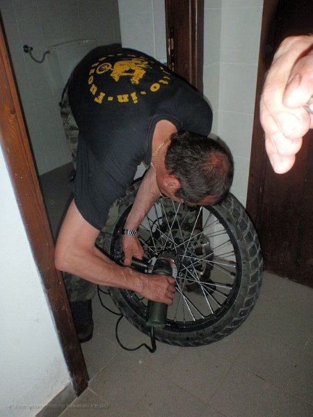 96.JPG - Quasi fatto, arimontiamo il tutto e quel bolide di Francesco proverà la moto.. alla fine farà l'inteto Tour del sabato con Maheva senza alcun problema, e credetemi, il peso per testarlo a fondo c'èra sicuramente eheheheh... :-)