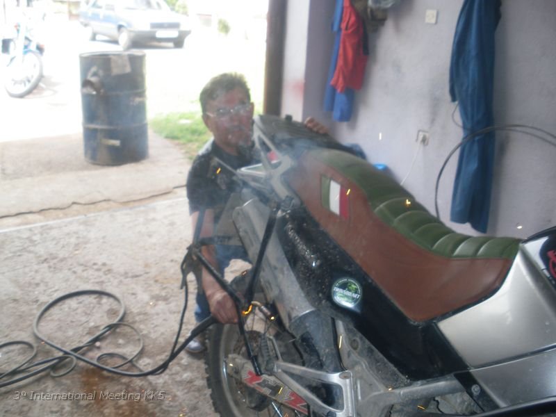 01.jpg - Il solito Shulz che sfascia la Moto !! :-)