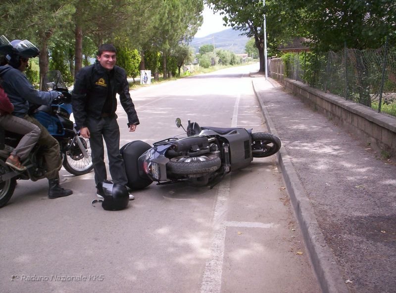 16.JPG - Ecco, Marco s'è belle sdraiato..il nostro Web Master non è potuto venire con la sua Kle perche' dal dottore... e lo scooter si ribella.. :-)