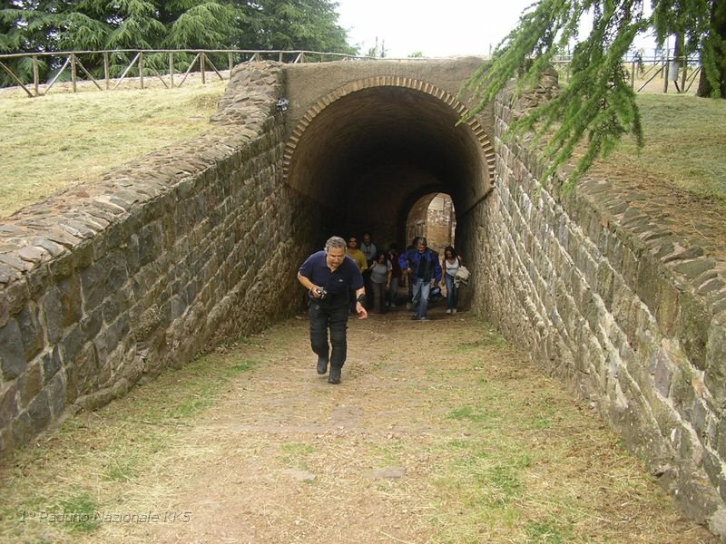 240.JPG - Il valico di Radicofani fu protagonista di un episodio storico unico nel suo genere: verso la seconda metà del XV° secolo i Senesi, preoccupati dal fatto che un largo tratto della strada risultava difficilmente controllabile dalla Rocca, lo sostituirono, dopo averlo reso inagibile, con un nuovo tracciato che passava sotto le fortificazioni.