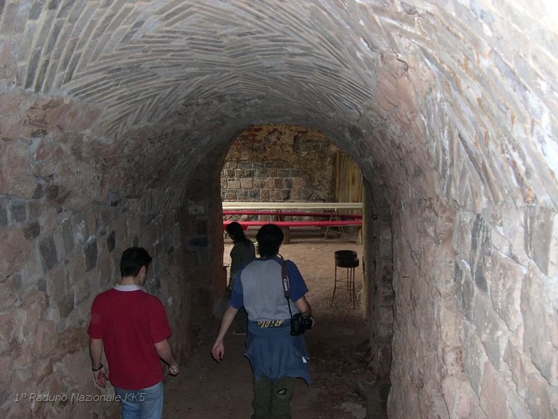 242.JPG - Il controllo dei Senesi iniziò nel 1139, quando il conte Manente di Pepone donò una sesta parte del castello al Vescovo di Siena. Ma i monaci non si arresero e si giunse ad un compromesso con l'aiuto della Chiesa Romana, alla quale fu concessa, nella figura di Papa Eugenio III, in locazione perpetua metà della rocca.