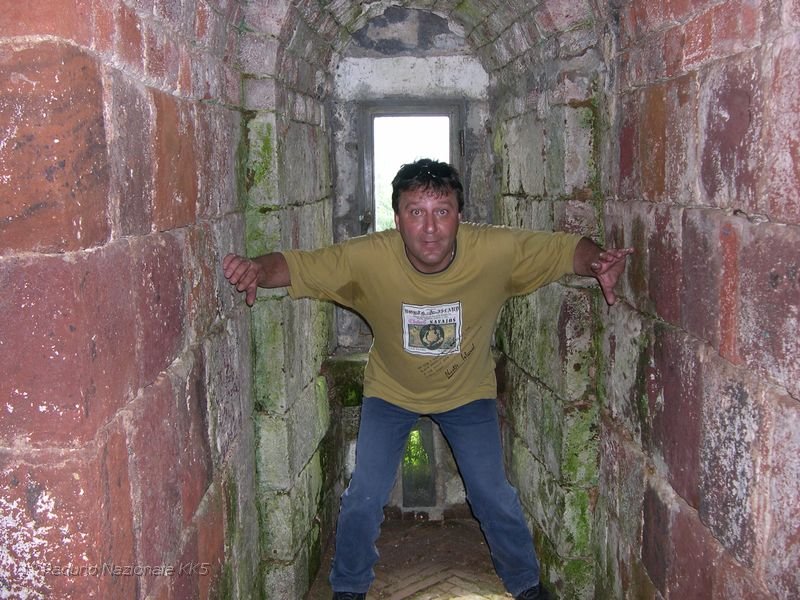 244.JPG - Ricordiamo solo i fatti storici principali: nel 1262 la rocca divenne sede della famiglia Salimbeni, guelfi fuoriusciti da Siena, l'anno successivo i senesi la riespugnarono distruggendone poi le mura.