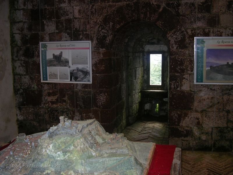251.JPG - All'interno del mastio è oggi ospitato il museo con reperti rinvenuti nel corso degli scavi archeologici eseguiti durante il recente restauro.