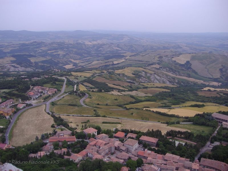 262.JPG - Vista verso San  Casciano dei Bagni, Celle sul Rigo e dopo le Montagne Perugia.