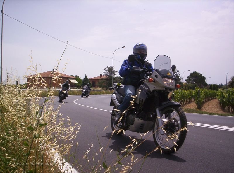 31.JPG - Tratto di strada tra Castiglione del Lago in provincia di Perugia (Umbria) a Montepulciano in provincia di Siena (Toscana)