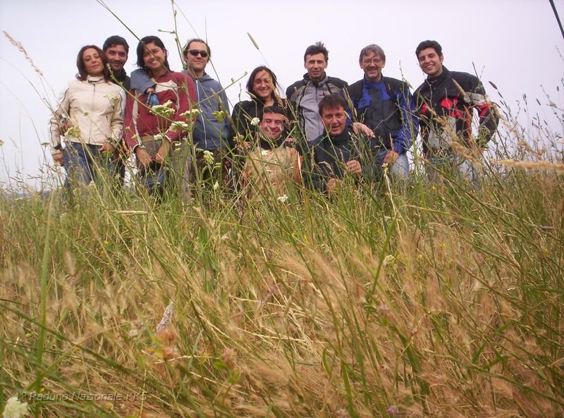 326.JPG - Foto di gruppo tra l'erba alta