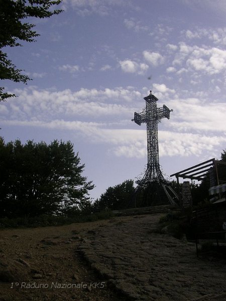 454.JPG - La croce del Monte Amiata si trova nel territorio di Abbadia San Salvatore. La Croce monumentale in ferro battuto, alta 22 metri, fu eseguita dalle officine senesi di Luciano Zalaffi tra il 1900 ed il 1910, e fu voluta per seguire le indicazione di papa Leone XIII che nel 1900, al fine di festeggiare l'Anno Santo, suggerì alle popolazioni italiane di innalzare segni della redenzione nelle montagne più alte.