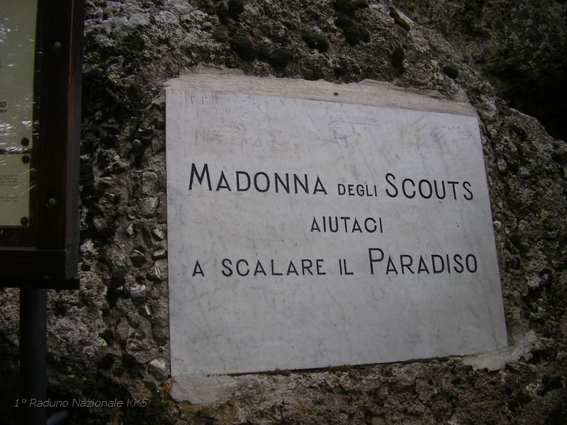 457.JPG - La Madonna fu esposta a Grosseto nella chiesa di San Francesco dal 22 aprile al 22 giugno del 1961. Il 22 giugno la statua fu spostata in piazza Dante, dove si tenne la funzione religiosa, e dopodiché iniziò la processione che da Grosseto avrebbe portato la Madonna degli Scouts sull'Amiata. L'evento fu ricordato come un vero e proprio pellegrinaggio durato dieci giorni, in quanto i fedeli si univano al carro man mano che passava di paese in paese, fino a creare una lunga coda di persone. Ogni paese addobbò le strade a festa per accogliere la statua e i processanti, con tanto di bancarelle e fuochi d'artificio. 