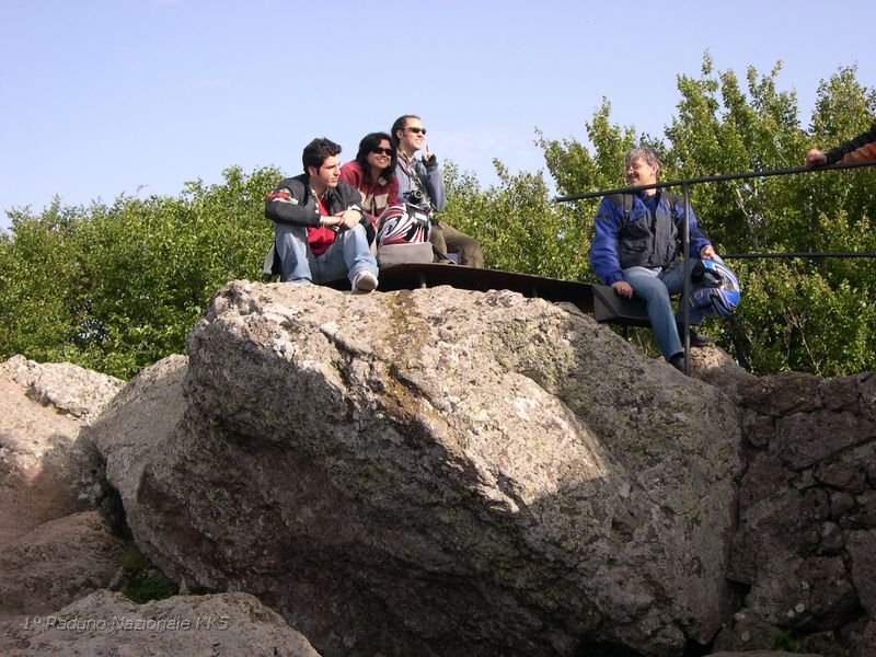 460.JPG - La Madonna degli Scouts è il monumento della vetta appartenente alla provincia di Grosseto, comune di Castel del Piano, quindi simbolo del versante grossetano dell'Amiata, mentre la Croce di ferro situata poco lontano appartiene alla provincia di Siena, comune di Abbadia San Salvatore, ed è quindi simbolo del versante senese.
