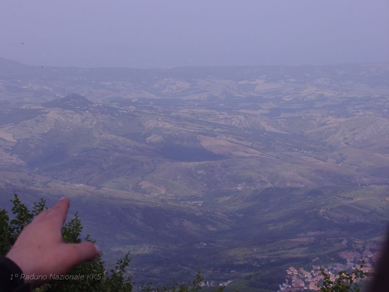 464.JPG -  Inoltre si scorgono le città di Siena, Grosseto, Arezzo, Viterbo e in condizioni meteorologiche notturne particolari è visibile il bagliore di Roma.