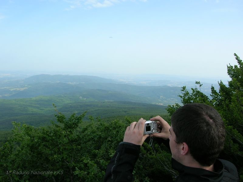 465.JPG - Ottimamente visibili sono anche il Lago Trasimeno e quello di Bolsena. Verso ovest, in direzione del Mar Tirreno è visibile buona parte dell'Arcipelago Toscano con l'isola d'Elba, il monte Argentario, la Corsica ed addirittura sulla costa verso sud le ciminiere della centrale elettrica A. Volta di Montalto di Castro (VT) e verso nord sempre sulla costa le ciminiere della centrale elettrica di Tor del Sale di Piombino (LI).