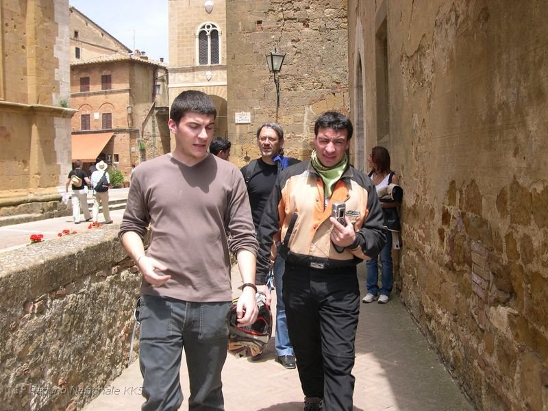 48.JPG - Gino e Marco, intanto che visitano Pienza, parlano di come costruire il futuro sito.